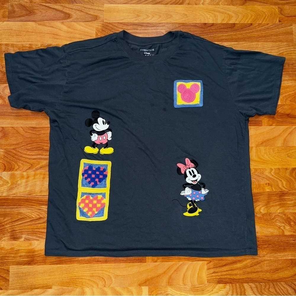 Mickey & Minnie Dark Gray Women’s T-Shirt Size 2X With Crochet Applique Hearts